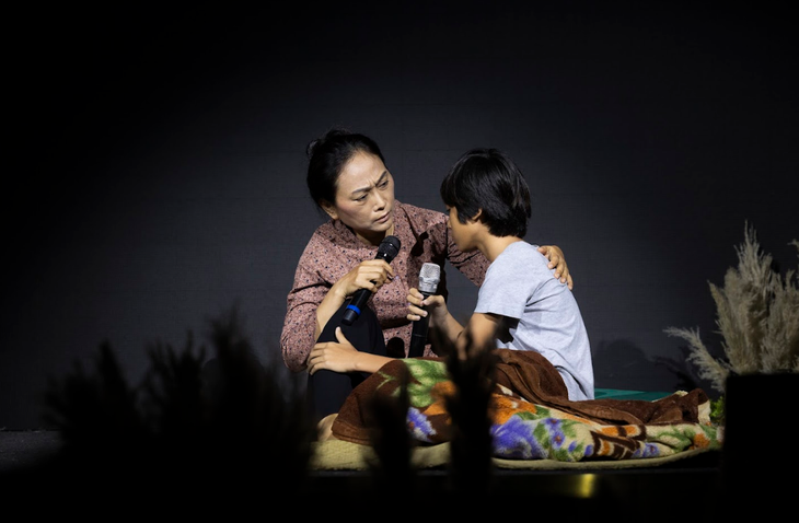 MV lấy cảm hứng từ cuộc sống ngoài đời thật của tôi khi còn nhỏ. Gia đình tôi cũng nghèo, mẹ mưu sinh nuôi tôi bằng nghề đổ bánh bò.