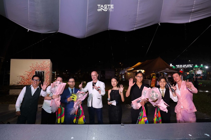 Ban giám khảo trao giải thưởng cho các thí sinh cuộc thi AMC - artLIVE Mixology Championship 2023