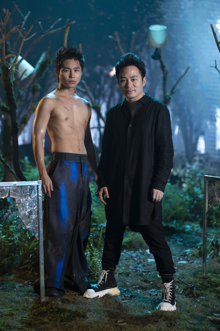 Ca sĩ Tùng Dương - người anh họ thân thiết của Tăng Duy Tân - đã đến trường quay để tiếp sức và ủng hộ cổ vũ tinh thần cho anh.