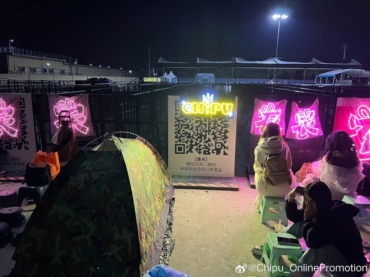 Người hâm mộ nữ ca sĩ cũng vô cùng tinh tế khi tiết lộ lý do chọn vị trí đứng để canh được góc mặt đẹp của Chi Pu