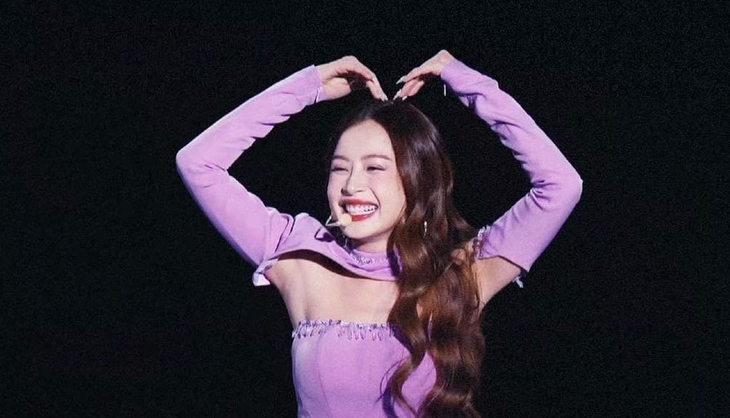 Không làm khán giả thất vọng, Chi Pu đã mang đến màn trình diễn "đã mắt đã tai" trên sân khấu được dàn dựng hoành tráng. Không chỉ khoe vũ đạo chuyên nghiệp, khả năng hát live mà “trình” tiếng Trung của Chi Pu cũng thăng hạng đáng kể