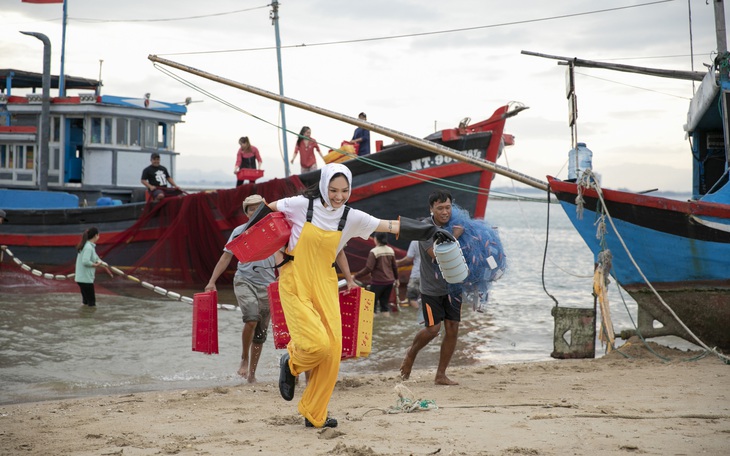 Miu Lê hoá ngư dân trong ‘Cô đơn đã quá bình thường’