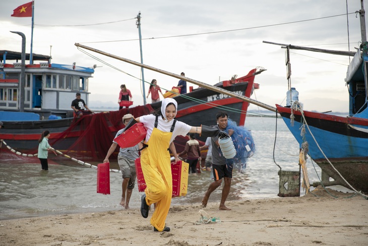Miu Lê hoá ngư dân trong ‘Cô đơn đã quá bình thường’