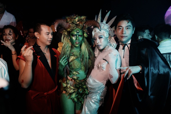 Mỗi khách mời đều chọn một nhân vật cho riêng mình và khiến không khí đêm tiệc Halloween trở nên sôi động, đầy màu sắc.
