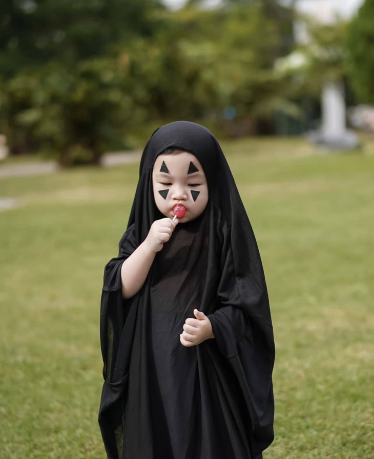 Đang làm Vô Diện nhưng nhớ ra vẫn là con nít nên: "Cho con xin cây kẹo để ăn"