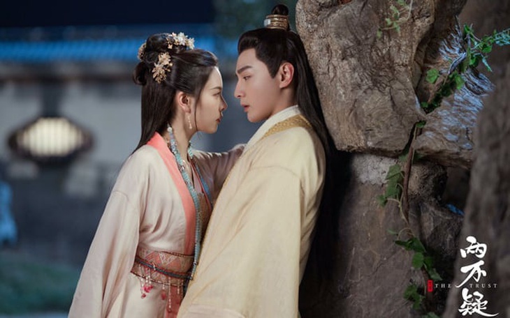 Bên cạnh đó, màn tráo đổi linh hồn giữa cặp đế - hậu trong bối cảnh hiện đại xen lẫn cổ đại đã mang đến những tình tiết "dở khóc dở cười" vô cùng thú vị.