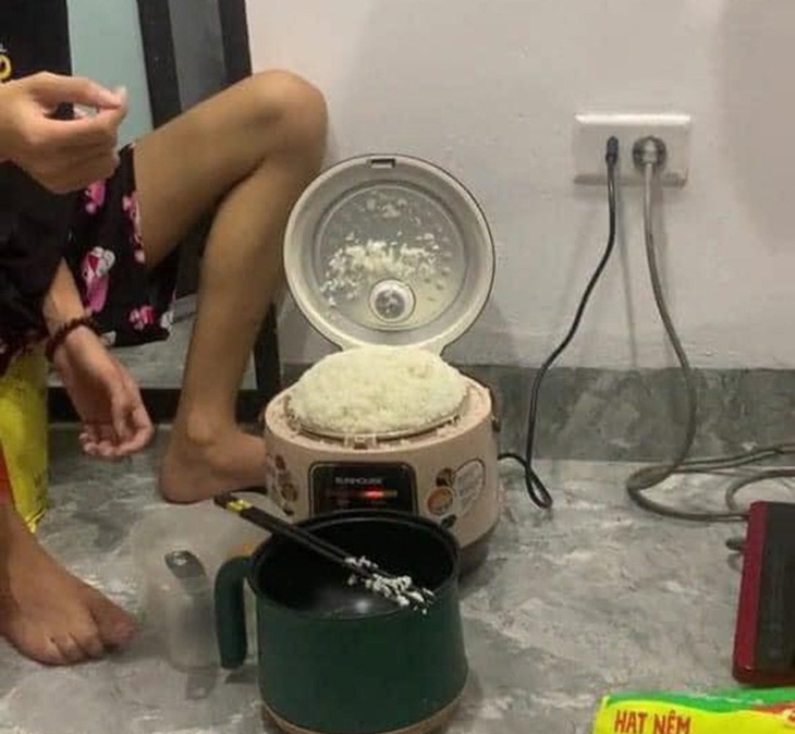 Sinh viên mới trọ học lần đầu tiên sẽ nấu ăn kiểu...