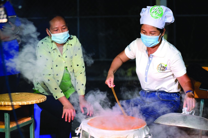 Chị Thanh Nguyên (phở Hai Thiền) hướng dẫn làm bánh phở ở Thiềng Liềng (Cần Giờ, TP.HCM) trong chương trình Ngày của Phở 2021. Không chỉ làm bánh phở truyền thống, chị còn nổi tiếng với việc làm bánh phở cuốn, phở trộn nhiều màu sắc từ rau củ quả. Ảnh: Duyên Phan