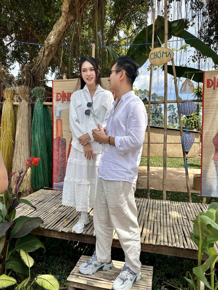 Lý Hải - Minh Hà lần thứ 2 phục dựng lại hoạt động nghề chiếu truyền thống Định Yên