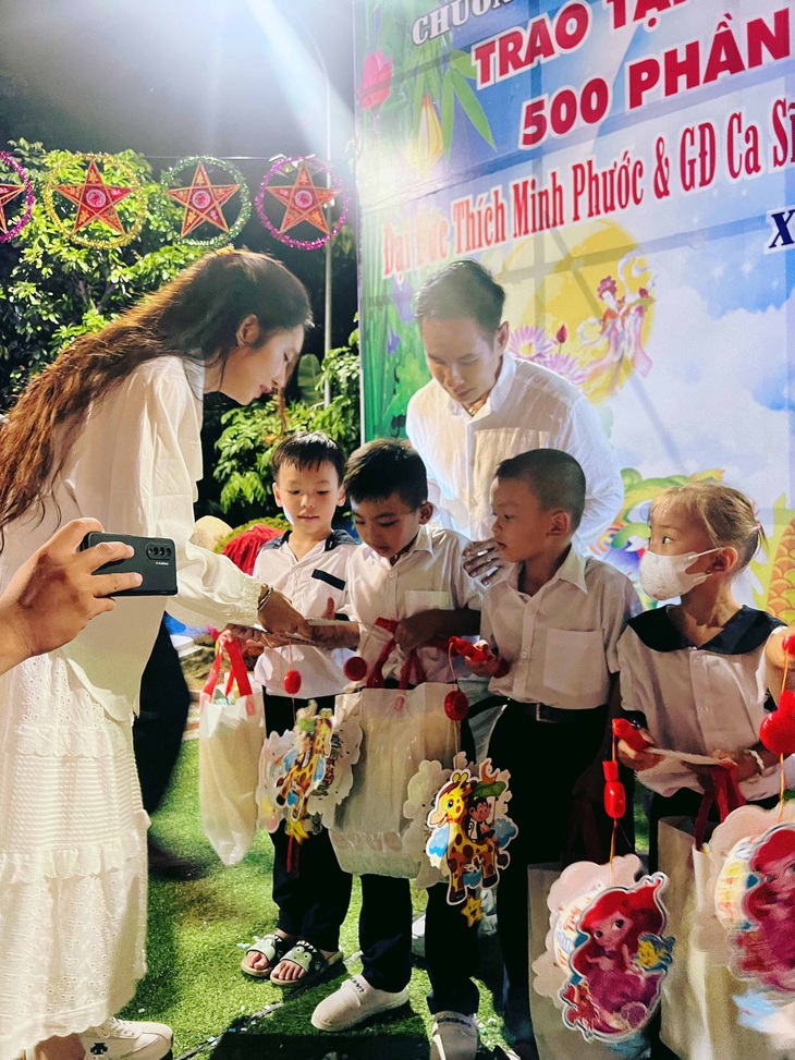 Lý Hải đeo sash mừng sinh nhật theo kiểu ‘độc lạ’ - Ảnh 5.