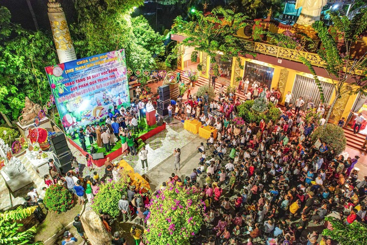 Đạo diễn Lật mặt trở lại bối cảnh làm phim tổ chức Trung thu, trao quà từ thiện nhân dịp sinh nhật