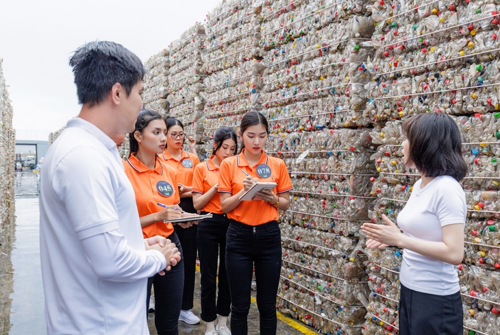 Thí sinh team Lửa được trải nghiệm toàn bộ quy trình tái chế rác thải nhựa của Công ty cổ phần Nhựa tái chế Duy Tân.