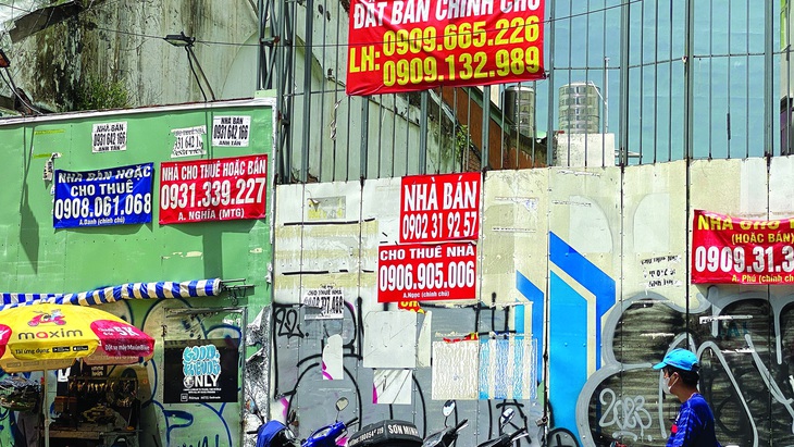 Một khu đất trên đường Lý Tự Trọng rao bán đã nhiều tháng. Ảnh: TỰ TRUNG
