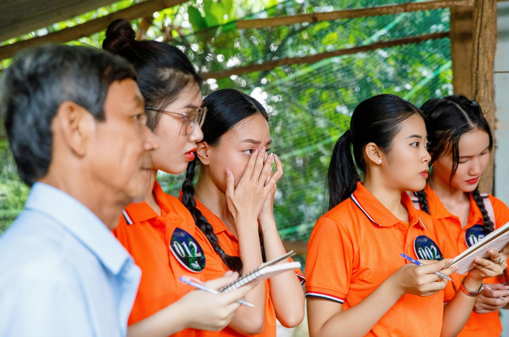 Thí sinh rơi nước mắt khi chứng kiến gia cảnh khó khăn của người dân.
