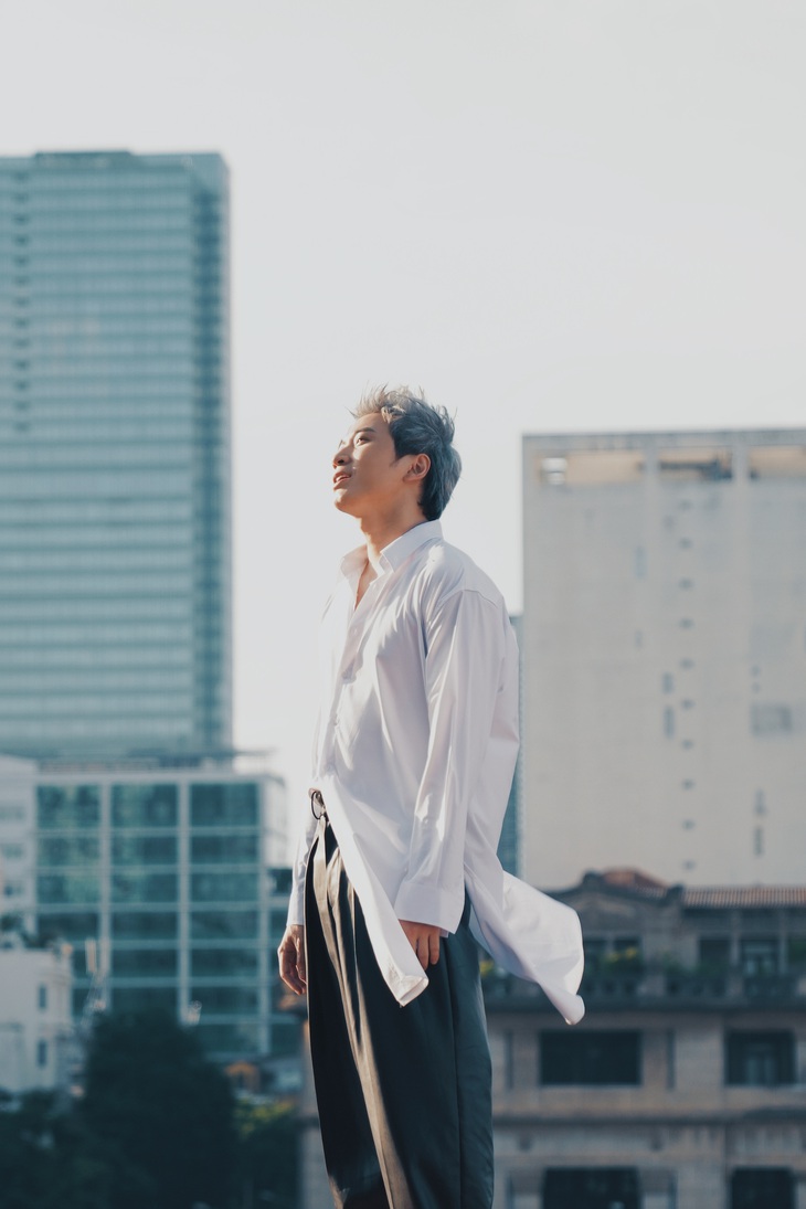 Karik vào vai một chàng trai u buồn, phải nói lời chia tay với người mình yêu