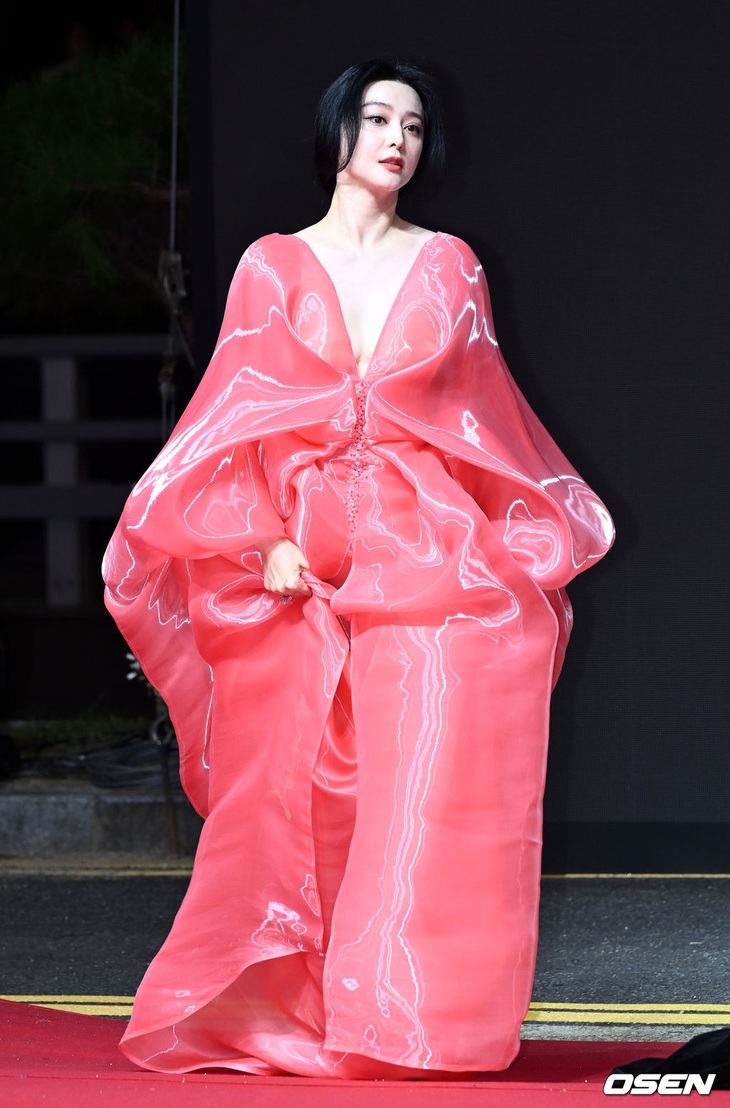 Phạm Băng Băng xuất hiện với đầm hồng rực rỡ trên thảm đỏ