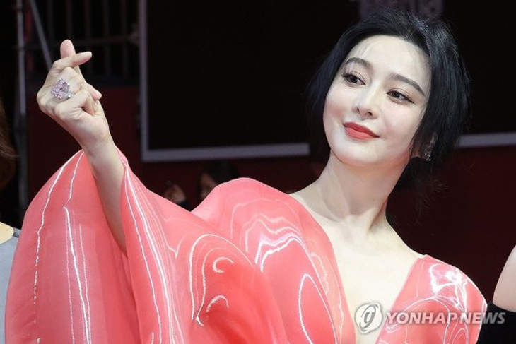 Mỹ nhân 42 tuổi thả tim để chào người hâm mộ trước thềm sự kiện