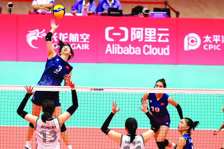 Thanh Thúy đập trên tay chắn các VĐV Hàn Quốc. Chiến thắng của bóng chuyền nữ Việt Nam trước Hàn Quốc là điểm sáng hiếm hoi của thể thao Việt Nam tại Asiad 19. Ảnh: Đức Khuê