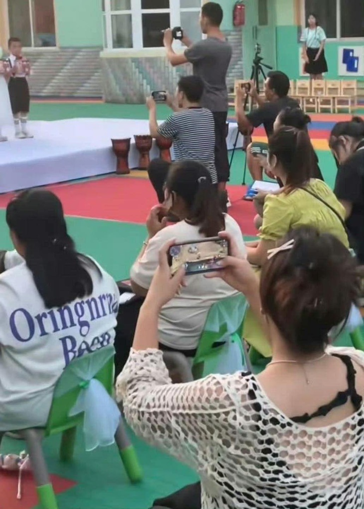 Con ơi, đợi xíu, mẹ vào "trận" rồi