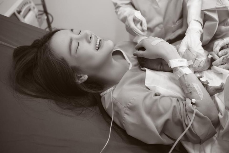 Nhã Phương rơi nước mắt khi ôm con trong giây phút vừa chào đời