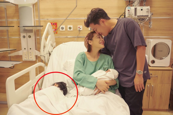 Hình ảnh bé Destiny hồn nhiên ngủ ngon lành bên mẹ và em bé mới sinh gây thích thú