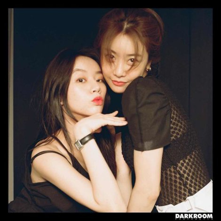 Dưới bài đăng, thành viên Girl's Day - Hyeri đã thu hút sự chú ý với bình luận của mình: "Xin chúc mừng từ tận đáy lòng. Em cảm động quá. Chị phải sống thật hạnh phúc nhé unnie. So-jin của chúng ta!”