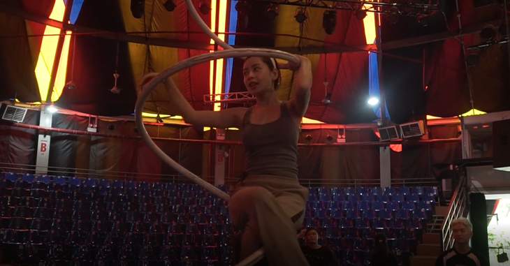 Bộ môn đu xoắn còn khá mới mẻ với Chi Pu và Pháp Kiều, vì thế cả hai gặp không ít khó khăn trong quá trình tập luyện