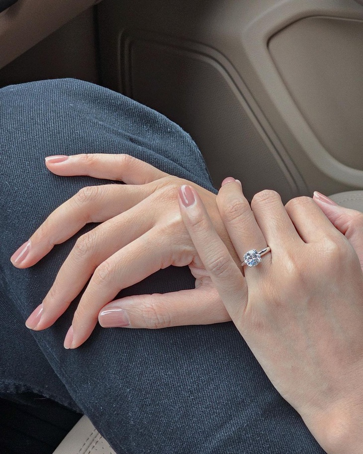 Chân dài báo tin vui tròn 2 tháng sau ngày công khai nhận lời cầu hôn từ bạn trai bí ẩn