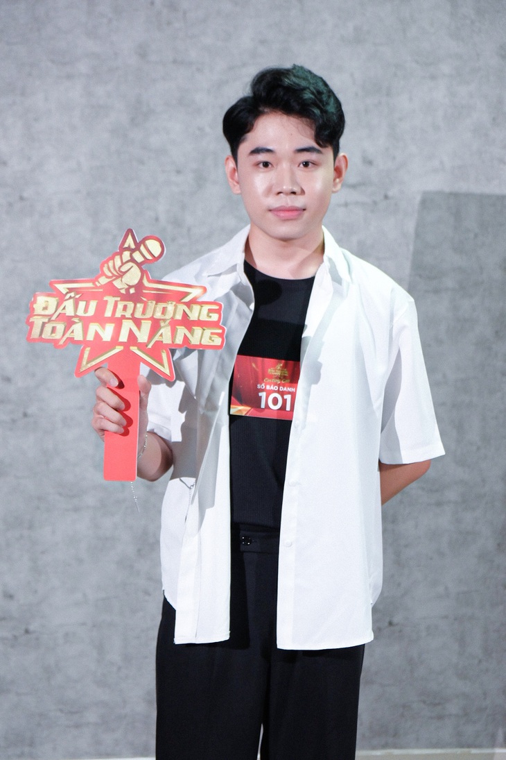 Trung Hiếu - Quán quân Sao tìm sao 2021 thì lại mạnh dạn “đánh đổi” danh hiệu mình đã có. “Chấp nhận tham gia Đấu trường toàn năng, mình không đặt nặng chiến thắng bởi mình tin chương trình sẽ giúp mình hoàn thiện kỹ năng của một nghệ sĩ trình diễn toàn diện” - anh chàng trải lòng