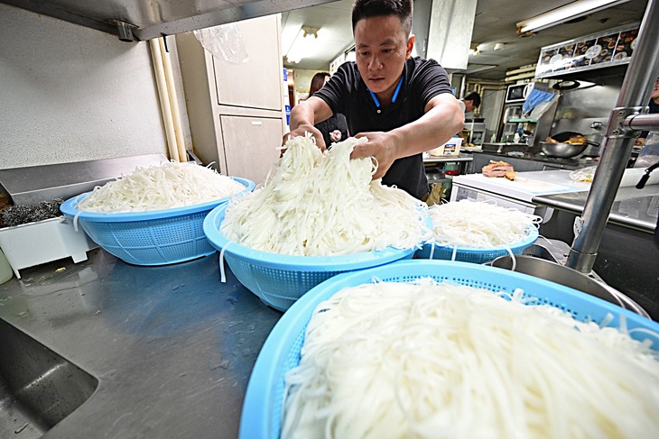 Đầu bếp sơ chế bánh phở - Ảnh: QUANG ĐỊNH