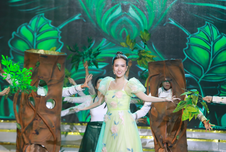 Thu Hà thăng hoa cảm xúc, tỏa sáng bằng kỹ năng chuyên nghiệp. Thu Hà đã có màn về đích ấn tượng với tiết mục Sức Mạnh Đoàn Kết. Thông qua hình tượng Kim - Mộc - Thủy - Hỏa - Thổ, Thu Hà khéo léo dùng những hình ảnh này để liên kết đến sự đoàn kết của mỗi cá nhân, cá thể tạo nên sự phát triển mạnh mẽ cho đất nước.