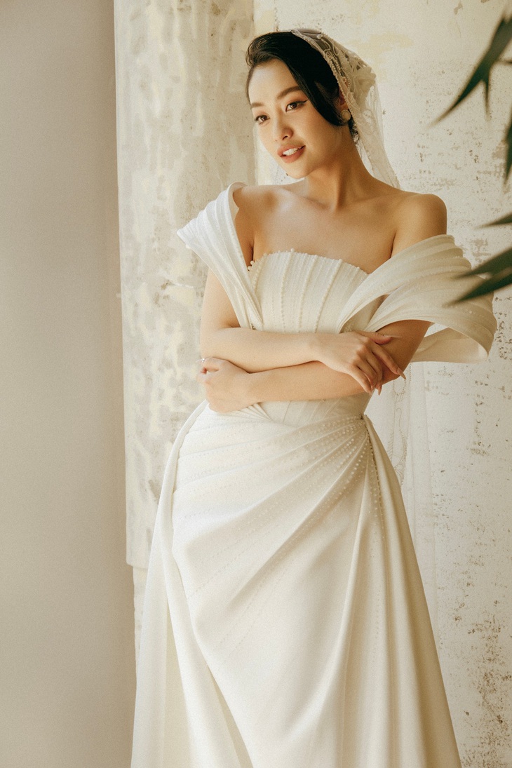 Nông Thúy Hằng đăng ảnh làm cô dâu 