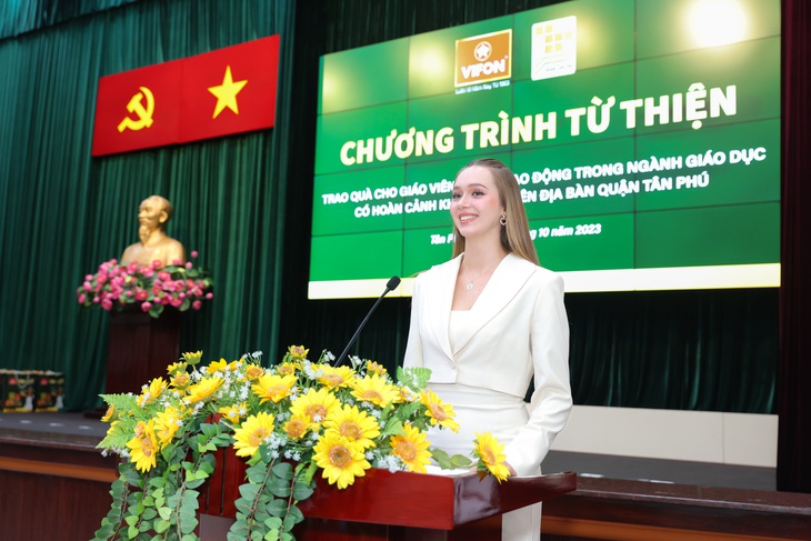 Hoa hậu Ba Lan 2022 Aleksandra Klepaczka phát biểu và trao quà vào chiều 8-10