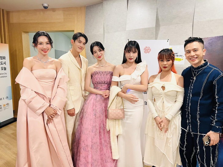 Đoàn Let's feast Vietnam - Hành trình kỳ thú giao lưu với diễn viên Hàn Quốc Lim Ji Yeon của phim The Glory