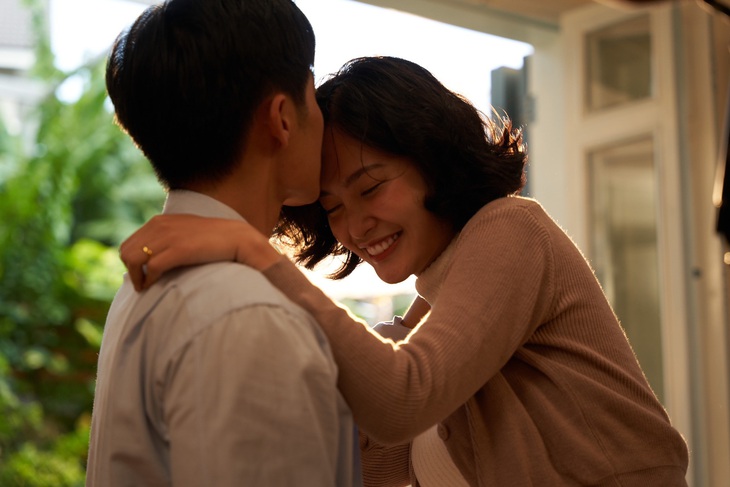 Không chỉ chụp ảnh cưới, Nông Thúy Hằng và Thừa Anh Tuấn có nhiều cảnh quay "tình bể bình" trong MV Nơi anh là nhà