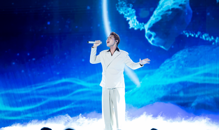 Thí sinh được chú ý trong đêm live show 5 là Lâm Phúc. Trở lại sở trưởng và hình tượng "hoàng tử ballad", Lâm Phúc tiếp tục đột phá bản thân qua ca khúc ‘Yêu dại khờ’.