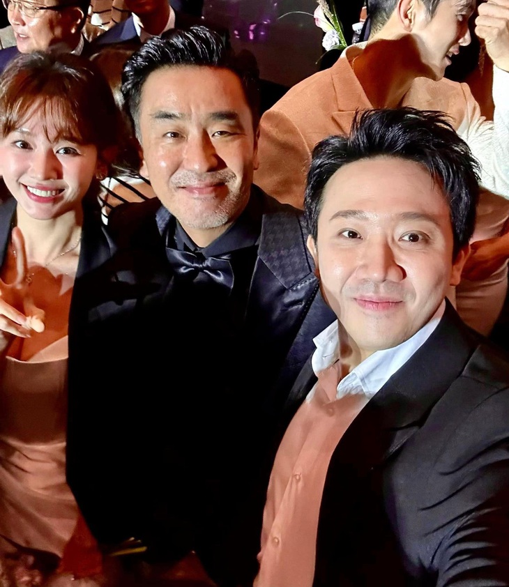 Trấn Thành - Hari Won và ngôi sao phim Moving - Ryu Seung Ryong. Trước đó, nam tài tử được yêu mến bởi vai quân nhân hài hước trong bom tấn phòng vé Bỗng dưng trúng số