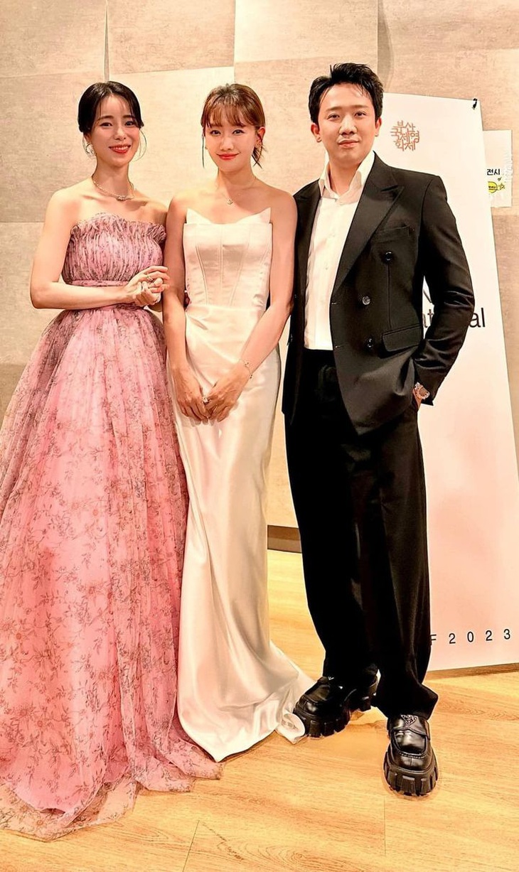 Thùy Tiên, Trấn Thành - Hari gây sốt chụp ảnh chung 'ác nữ' Lim Ji Yeon - Ảnh 1.