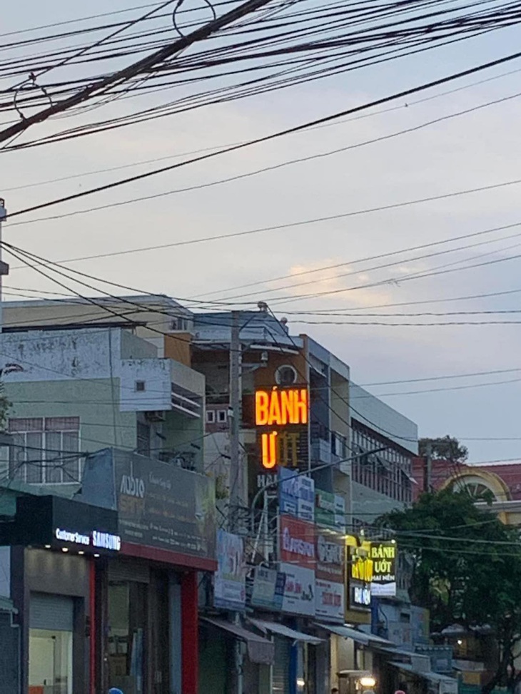 Ừ, ăn bánh!