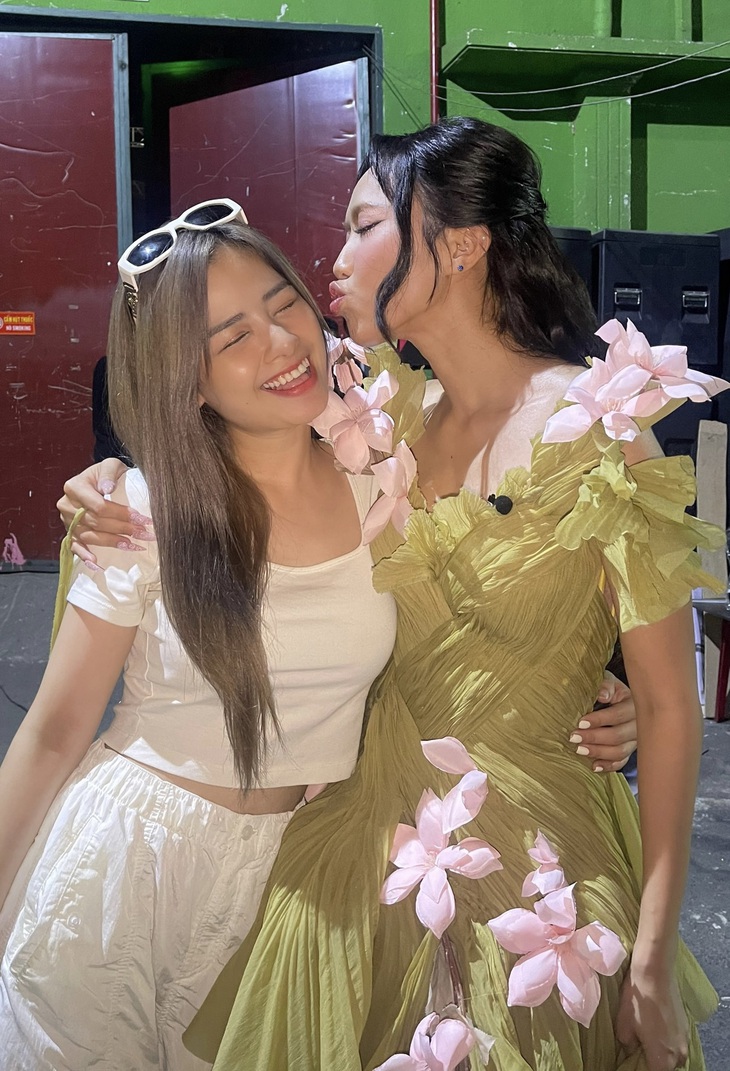 Diệu Nhi đã có nhiều tháng luyện thanh cho ca khúc lần này cùng cô giáo thanh nhạc/người bạn thân Dương Hoàng Yến.