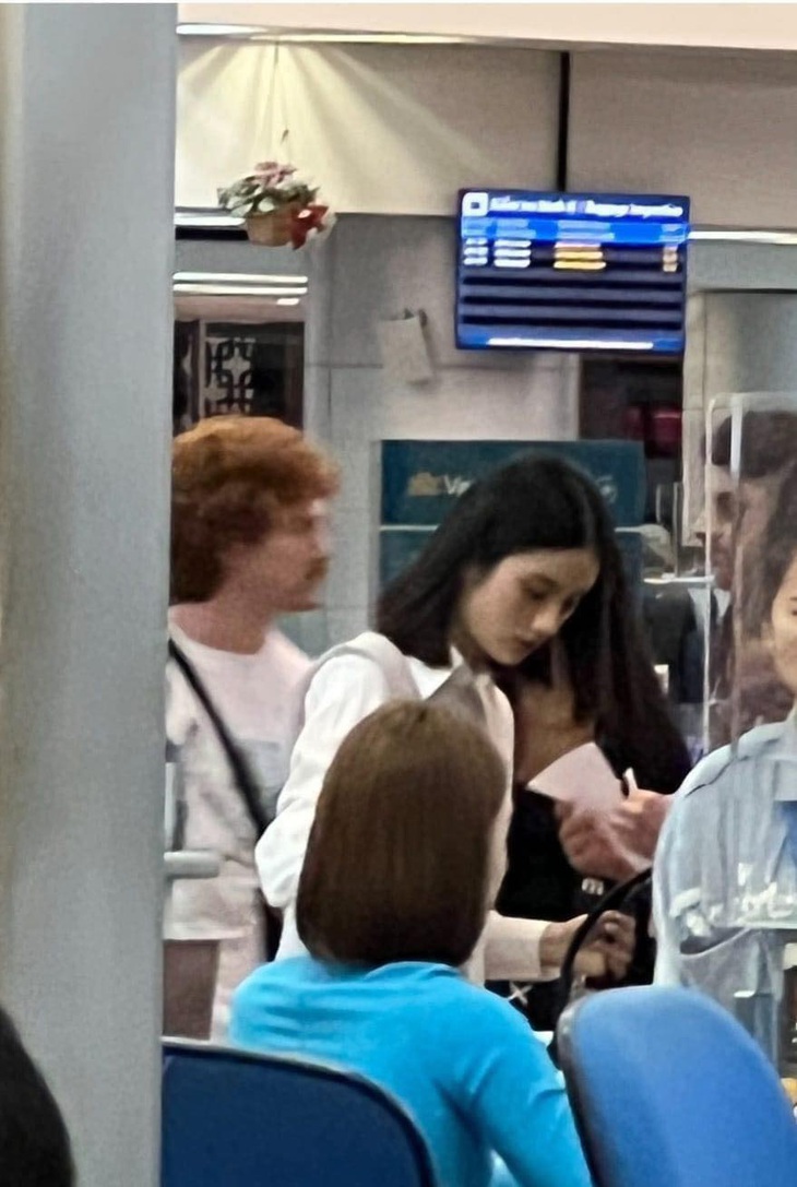 Hoa hậu Ý Nhi qua loạt ảnh chụp tại sân bay