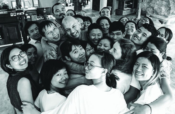 Nipun và những người bạn Việt Nam năm 2018 ở Hội An.