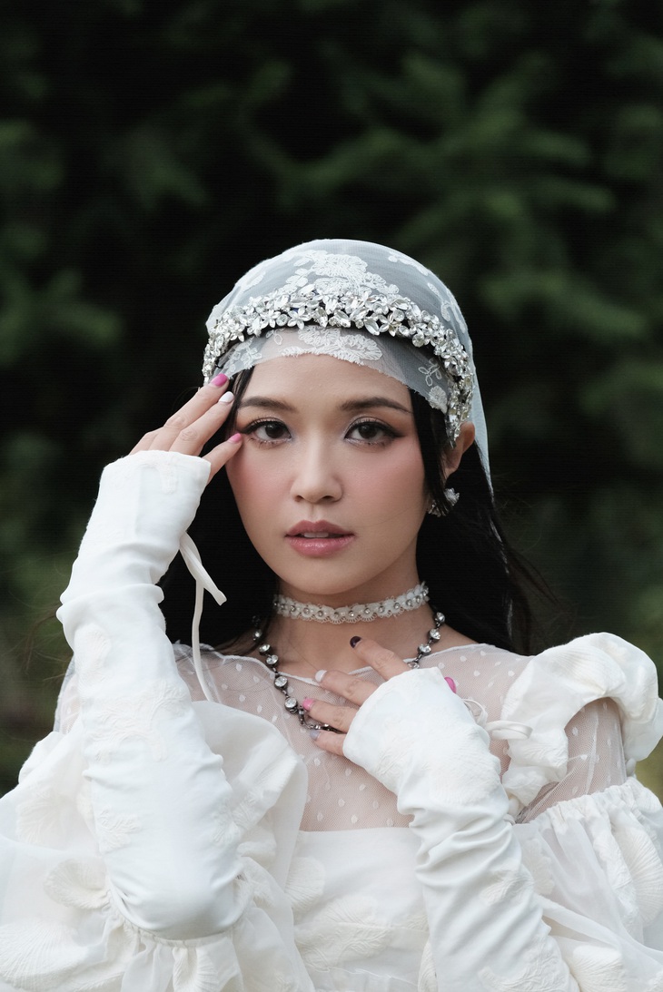 Suni Hạ Linh lạ lẫm trong MV mới