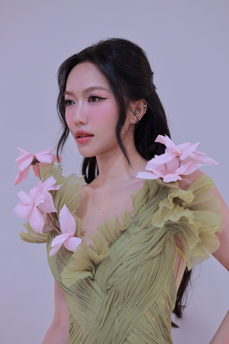 Khán giả đang mong chờ màn biểu diễn đầu tiên của Diệu Nhi trên sân khấu.