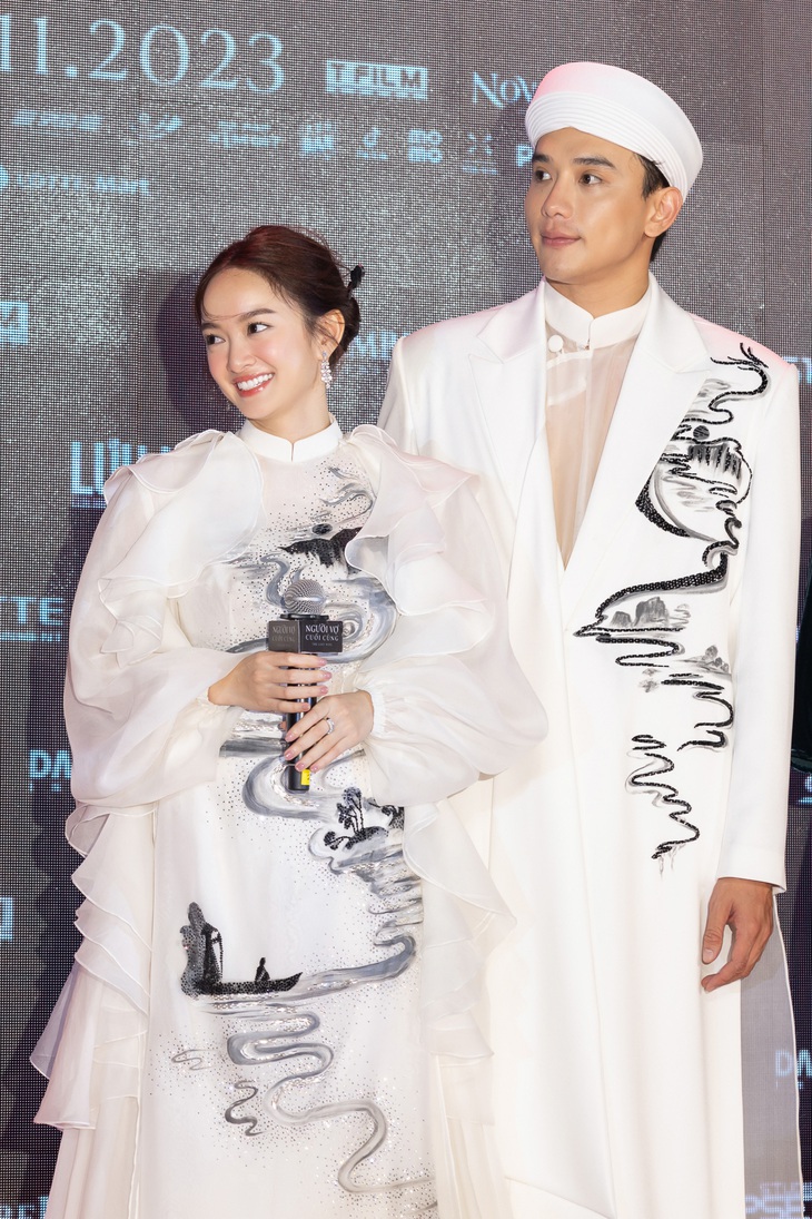 Nam diễn viên ga lăng luôn chăm sóc bạn diễn suốt sự kiện và tự nhận họ là cặp đôi tân hôn