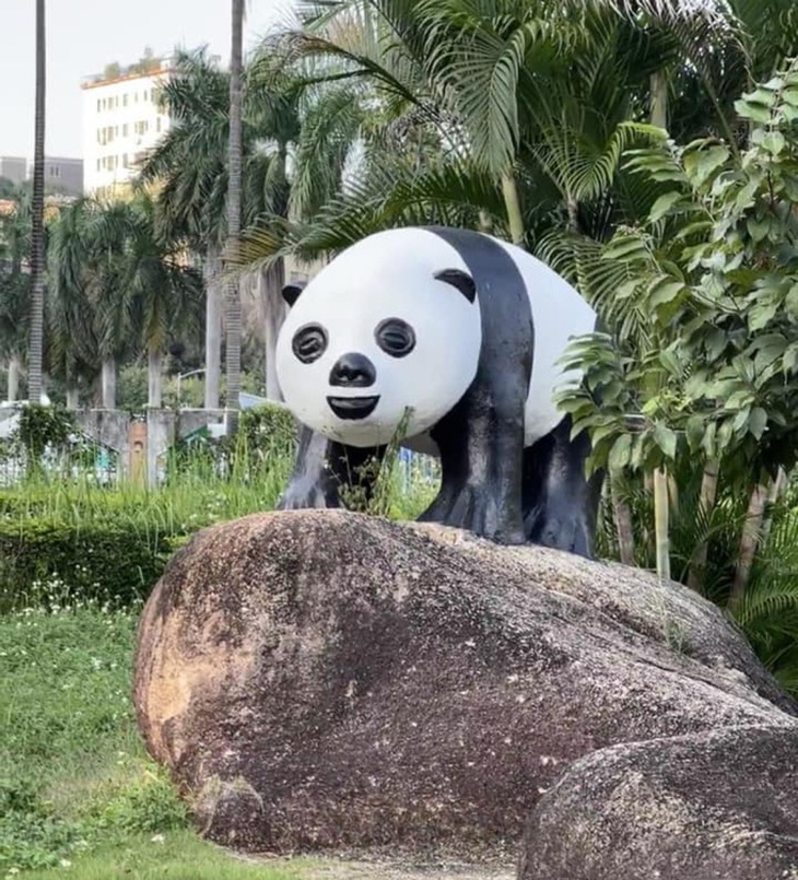 Tượng gấu trúc giống hệt lợn ở Trung Quốc - Ảnh 2.