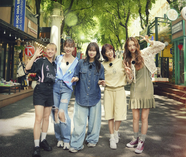 Hari Won được xem là một "bách khoa toàn thư về Việt Nam”, cô từng là chỗ dựa cho cả dàn cast trong lần biểu diễn đường phố đầu tiên ở Việt Nam