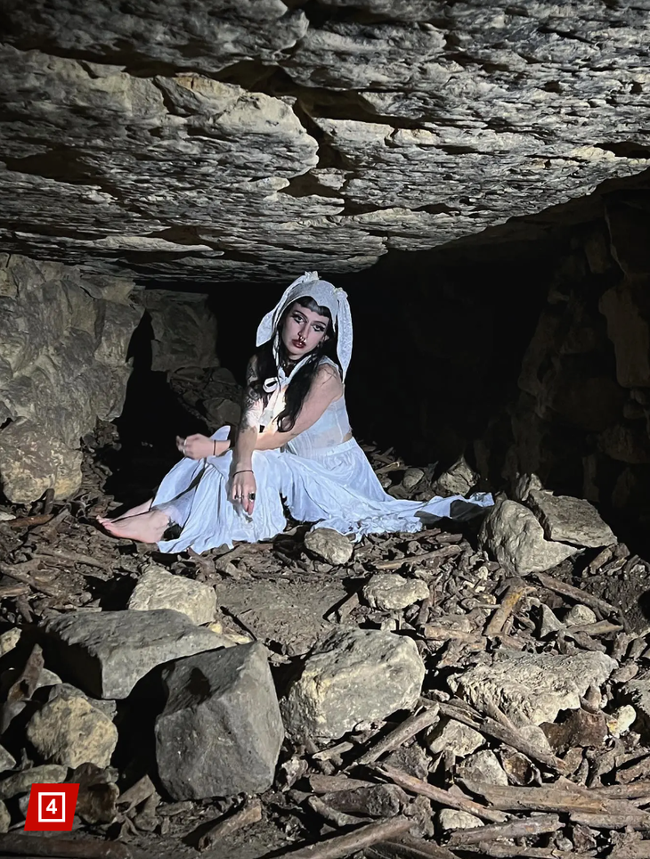 Cô dâu thả dáng "keo lỳ" trong hầm mộ.