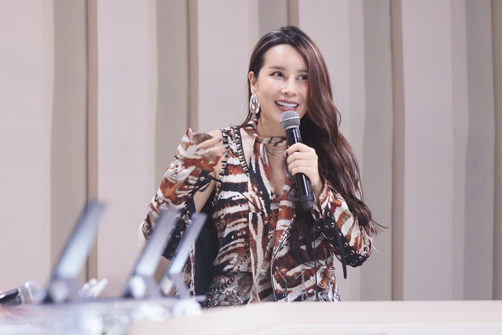 Giải thích về dòng chữ "Tự do muôn năm" trên trang phục biểu diễn, Lưu Hương Giang cho rằng sự tự do của con người chính là thứ quý giá nhất.