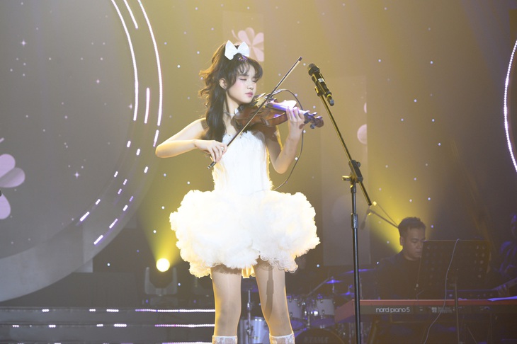 Bằng Kiều luôn định hướng cho con gái nuôi Izara Thiên Nga về cách chọn nhạc cũng như hướng đi trong con đường hoạt động nghệ thuật